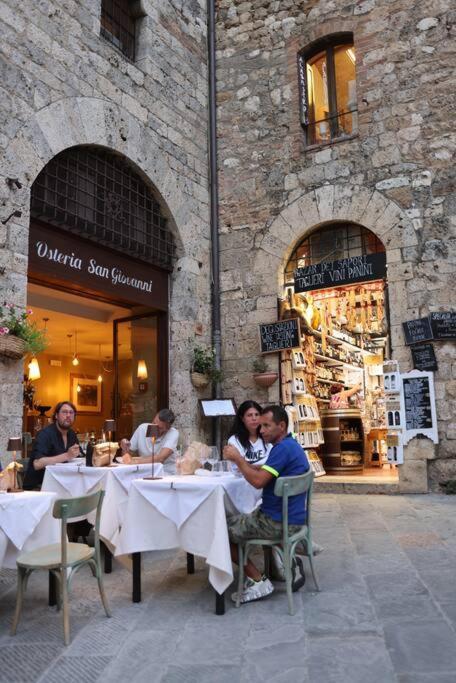 Lovely 2 Bedroom In San Gimignano Historic Center ภายนอก รูปภาพ