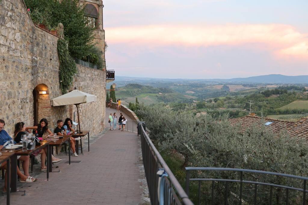 Lovely 2 Bedroom In San Gimignano Historic Center ภายนอก รูปภาพ