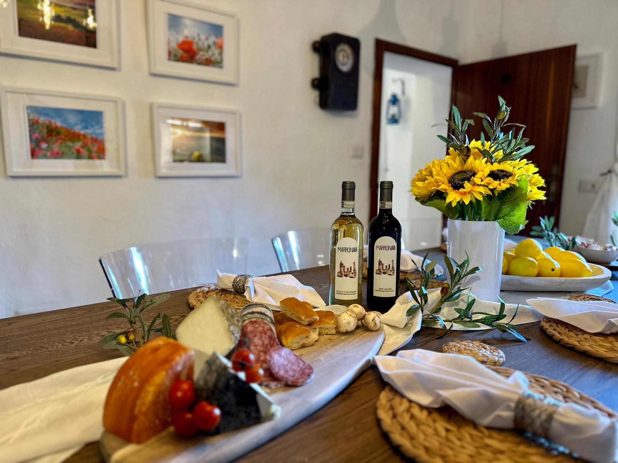 Lovely 2 Bedroom In San Gimignano Historic Center ภายนอก รูปภาพ